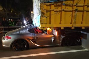 Porsche Tabrak Truk di Tol Dalam Kota Jakarta, Sopir Tewas, Penumpang Shock Berat