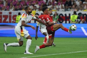 Jonathan Tah coba gagalkan Dan Ndoye cetak gol saat Swiss vs Jerman dalam laga terakhir Grup A Piala Eropa 2024 di Frankfurt Arena pada Senin (24/6) dini hari WIB.