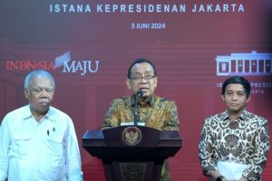 Mensesneg Pratikno (tengah ) dalam konferensi pers di kantor Presiden , Jakarta, Senin (3/6) mengatakan Presiden Jokowi telah mengeluarkan Kepress pengangkatan Menteri PUPR Dan Wakil Menteri ATR sebag
