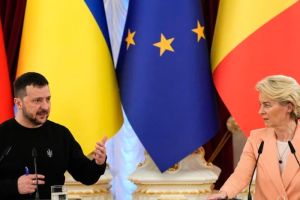 Presiden Ukraina Volodymyr Zelenskyy dan Presiden Komisi Uni Eropa Ursula von der Leyen memberi keterangan pers di Kyiv, Ukraina, 24 Februari 2024.