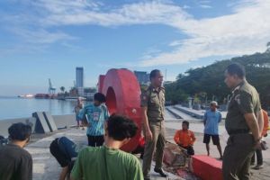 Pengunjung Tewas Usai Huruf T Anjungan Toraja Rubuh di Makassar