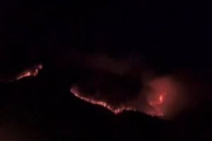 Gunung Bromo Kembali Terbakar, Api Terekam Membara!