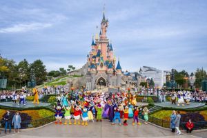 9.500 Karyawan Disneyland Ancam Mogok Demi Tuntutan Kenaikan Gaji