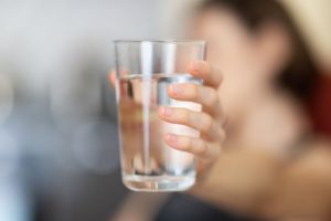 Manfaat Minum Air Putih untuk Kesehatan Usus