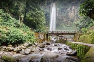 Mengunjungi Air Terjun Grojogan Sewu: Keindahan Alam, Suasana Segar, Legenda Lokal