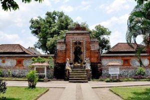 Pura Lingsar: Tempat Wisata Religi dan Sejarah di Lombok Barat