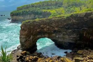 Mengunjungi Pantai Karang Bolong yang Ajaib: Formasi Batu, Keindahan Pantai, Spot Surfing