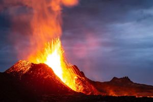 Gunung Vulkanik Teraktif di Dunia: Daftar dan Penjelasan