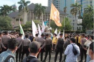 BEM SI Turun Gunung Demo di Patung Kuda, Seribu Lebih  Aparat Gabungan Dikerahkan