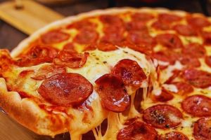 Pepperino: Pizza Topping Melimpah