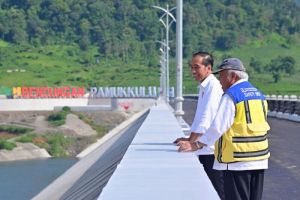Presiden Joko Widodo Resmikan Bendungan Pamukkulu