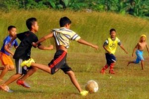 Main Sepak Bola Bola Karet: Sederhana tapi Penuh Keseruan di Tanah Lapang