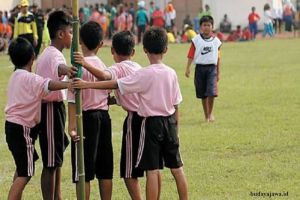 Benteng-Bentengan: Taktik dan Ketrampilan Menyusun Pertahanan dalam Permainan Kelompok