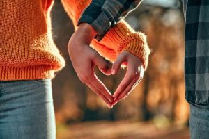 Mengenal 5 Bahasa Cinta: Cara Mengungkapkan Kasih Sayang