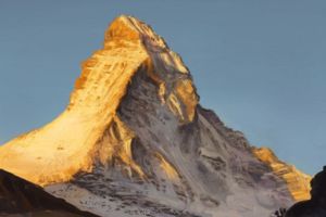 Indahnya Puncak Gunung Emas Tibet