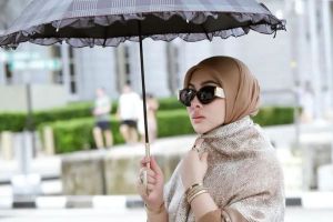 Fashion Style Ala Syahrini: Tips dan Trik Berpakaian Mewah
