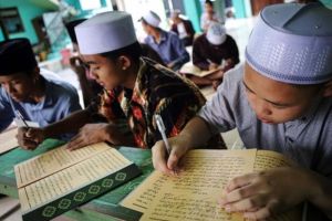 Kajian Terhadap Kitab Kuning di Pesantren Indonesia