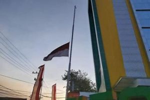 Tiang Setengah Bendera