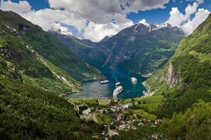 Menyusuri Keindahan Alam Norwegia: Fjord, Air Terjun, dan Cahaya Utara