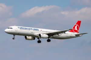 Gegara Gak Pakai Hijab, Polisi Iran Kepung Turkish Airlines
