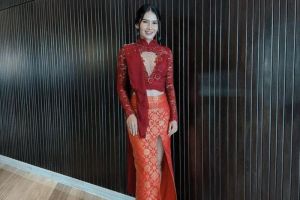 Soraya Rasyid kenakan kebaya modern dengan tampilan seksi