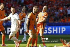 Reaksi pemain Belanda, Donyell Malen (kanan), setelah membuat gol bunuh diri dalam laga melawan Austria