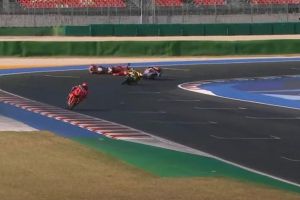 Marc Marquez dan Nicolo Bulega bersenggolan pada lap terakhir Race of Champions Ducati