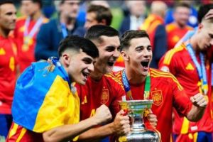 Gelandang mungil Barcelona, Gavi, turut merayakan keberhasilan Timnas Spanyol usai ditahbiskan menjadi juara Euro 2024.