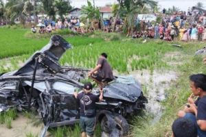 Toyota Rush berisi satu keluarga hancur lebyur tak berbentuk mental diterjang KA Sri Bilah di desa Pagar Jati, Lubuk Pakam, Deli Serdang, Sumatera Utara