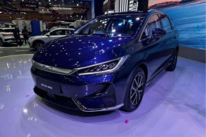 Mobil Listrik BYD M6 vs Toyota Kijang Innova Zenix