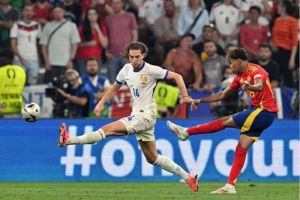 Aksi Lamine Yamal saat mencetak gol untuk Spanyol ke gawang Prancis dalam semifinal EURO 2024 di Stadion Allianz Arena