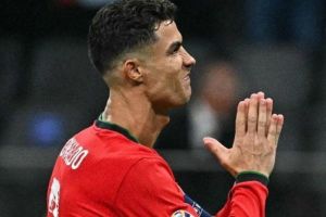 Penyerang Portugal, Cristiano Ronaldo, berselebrasi seusai mengemas gol pada babak adu penalti dalam 16 besar Euro 2024 antara Portugal vs Slovenia