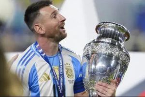 Kapten Timnas Argentina, Lionel Messi menenteng trofi Copa America.