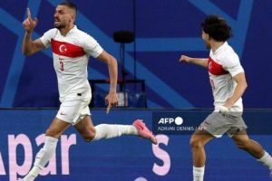 Bek Turki #03 Merih Demiral (kiri) merayakan gol pertama timnya selama pertandingan babak 16 besar Piala Eropa 2024 antara Austria dan Turki di Stadion Leipzig pada 2 Juli 2024.