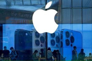 Warga China berbondong-bondong mencoba ponsel iPhone 13 terbaru di Apple Store di Beijing, China.