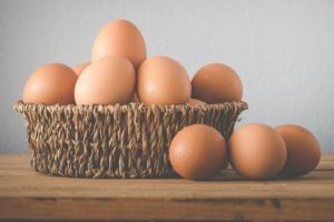Benarkah Telur Tidak Boleh Dicuci Sebelum Disimpan di Kulkas