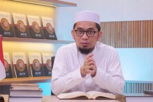 Minta Air Doa ke Kyai Demi Dikepung Aliran Rezeki Memang Boleh dalam Islam? Ustaz Adi Hidayat Tegaskan Perbuatan itu....