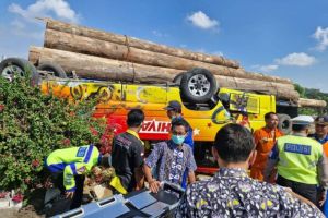 Petugas polisi berada di lokasi kecelakaan beruntun di ruas tol Kebomas, Jawa Timur, Sabtu (6/7).