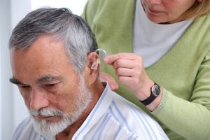 Perawatan Telinga untuk Pengguna Alat Bantu Dengar