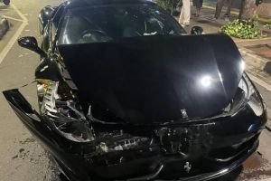 Pengemudi Mabuk, Dua Mobil Mewah Terlibat Kecelakaan
