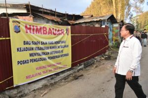 Ketua Harian Kompolnas Irjen Pol (Purn) Benny Josua Mamoto meninjau rumah wartawan yang terbakar di Kabanjahe, Karo, Sumatera Utara, Selasa, 2 Juli 2024.