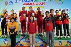 Trio karateka putri Universitas Hasanuddin menerima medali emas sebagai juara beregu Kata.