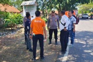 Lokasi penemuab pria yang meninggal dunia secara tiba-tiba saat berkendara di Jalan Raya Desa Juntikedokan, Kecamatan Juntinyuat, Kabupaten Indramayu, Senin (22/7/2024)