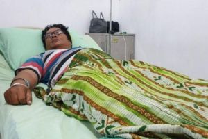 Seorang driver ojek online (ojol), Ade Dian Firmansyah (36), dirawat di rumah sakit karena sebagian tubuhnya tertimbun aspal panas di Jalan Kenanga Raya, Kecamatan Medan Selayang, Kota Medan pada Seni