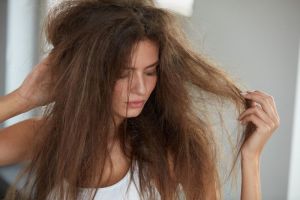 Tips Merawat Rambut Kering dan Rusak
