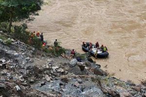 Anggota tim penyelamat mencari bus penumpang yang jatuh ke Sungai Trishuli setelah tanah longsor di daerah Simaltal di distrik Chitwan, Nepal 12 Juli 2024.