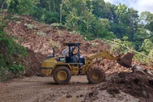 Alat berat dikerahkan untuk membersihkan material longsor yang menutup jalan nasional Majalengka-Kuningan, Kecamatan Cikijing