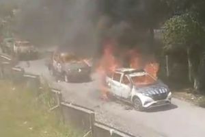 Kendaraan milik TNI-Polri di bakar massa saat kerusuhan di Mulia, Kabupaten Puncak Jaya.