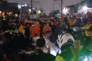 Petugas mengevakuasi seorang siswa SMA yang tewas tertabrak kereta di Kedoya Utara, Kebon Jeruk, Jakarta Barat, Kamis (18/7/2024).