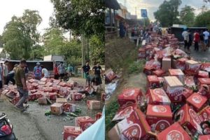 Viral! Truk Miras Terguling di Jalan Raya, Warga Heboh Rebutan